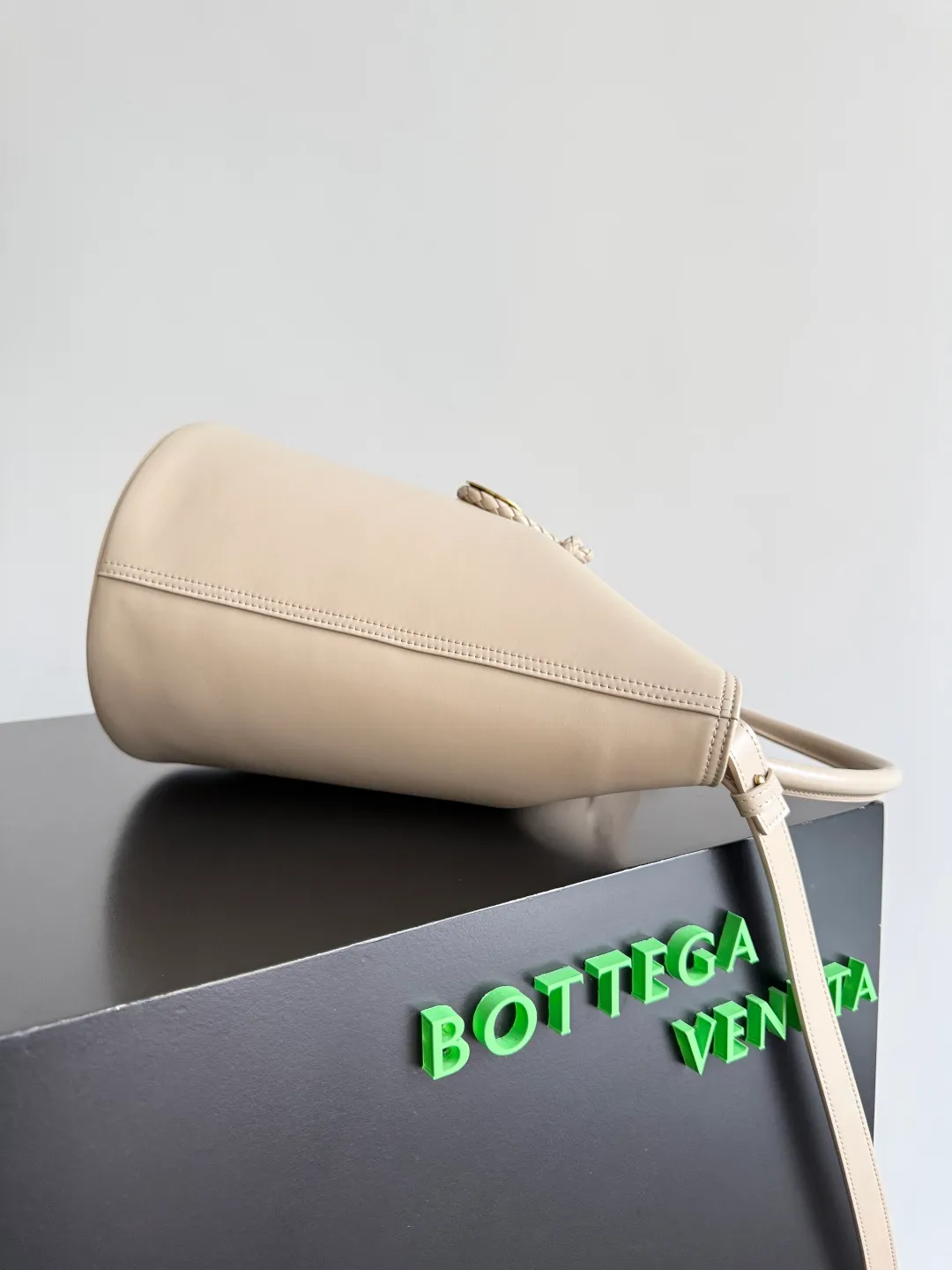 Batch 1620 BOTTEGA VENETA 2025 new women's LIBERTA small bucket bag The wind of "freedom" is still blowing towards summer🫧Unique bag shape and large enough capacity. This kind of small bag has always been very popular in summer. It can easily store essential items such as sunscreen and mini 5-fold umbrella when carrying it when going out. It uses braided knots and horseshoe buckle shapes. The metal ring is used for opening and closing, and the classic weaving is only used as an embellishment here, giving way to the simplicity of all-leather. It is a true combination of innovation and classics. It is also equipped with a detachable long shoulder strap. Friends who don’t like to carry it on the shoulder can only buy this bag and have more choices. Style number: 815244 Size: 22*18*15cm